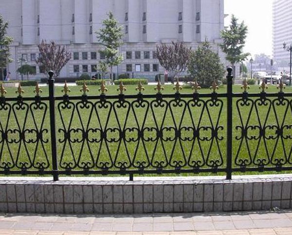 日常如何維護(hù)鐵藝護(hù)欄?讓其使用時(shí)間長(zhǎng)？